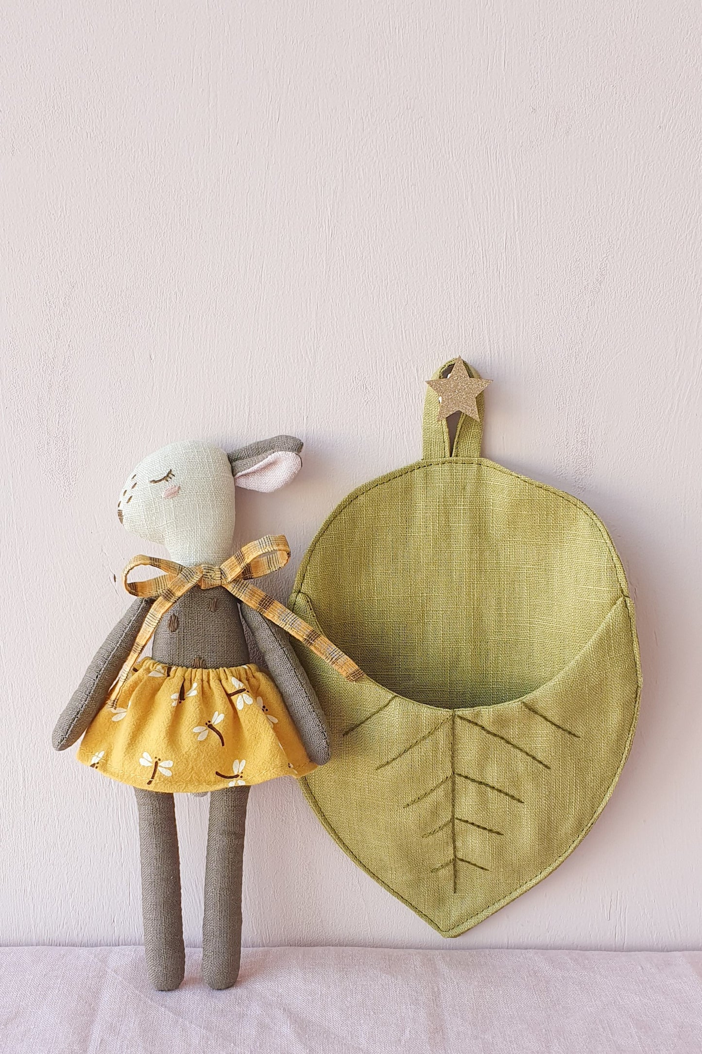 Ivy deer doll & leaf pocket
