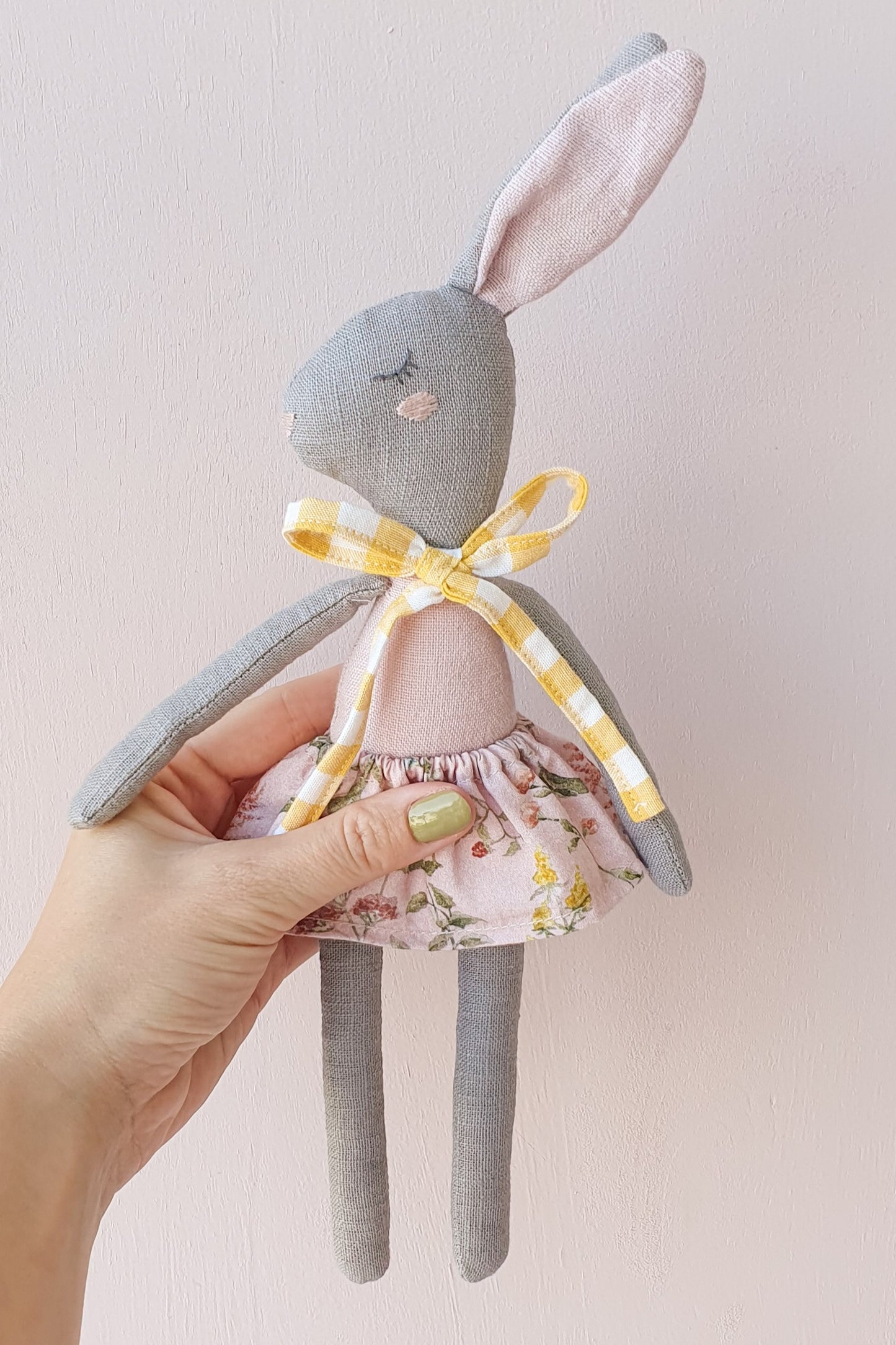 Flora bunny doll & tulip pocket