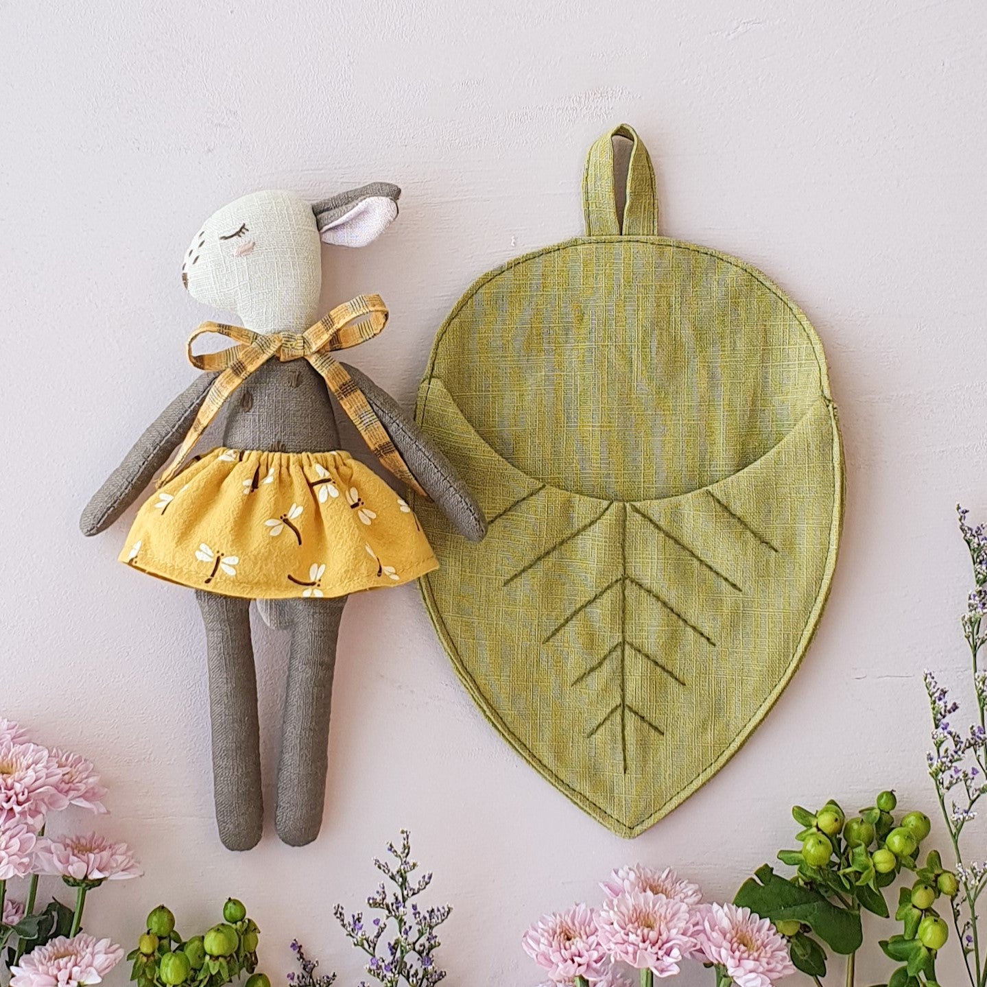 Ivy deer doll & leaf pocket