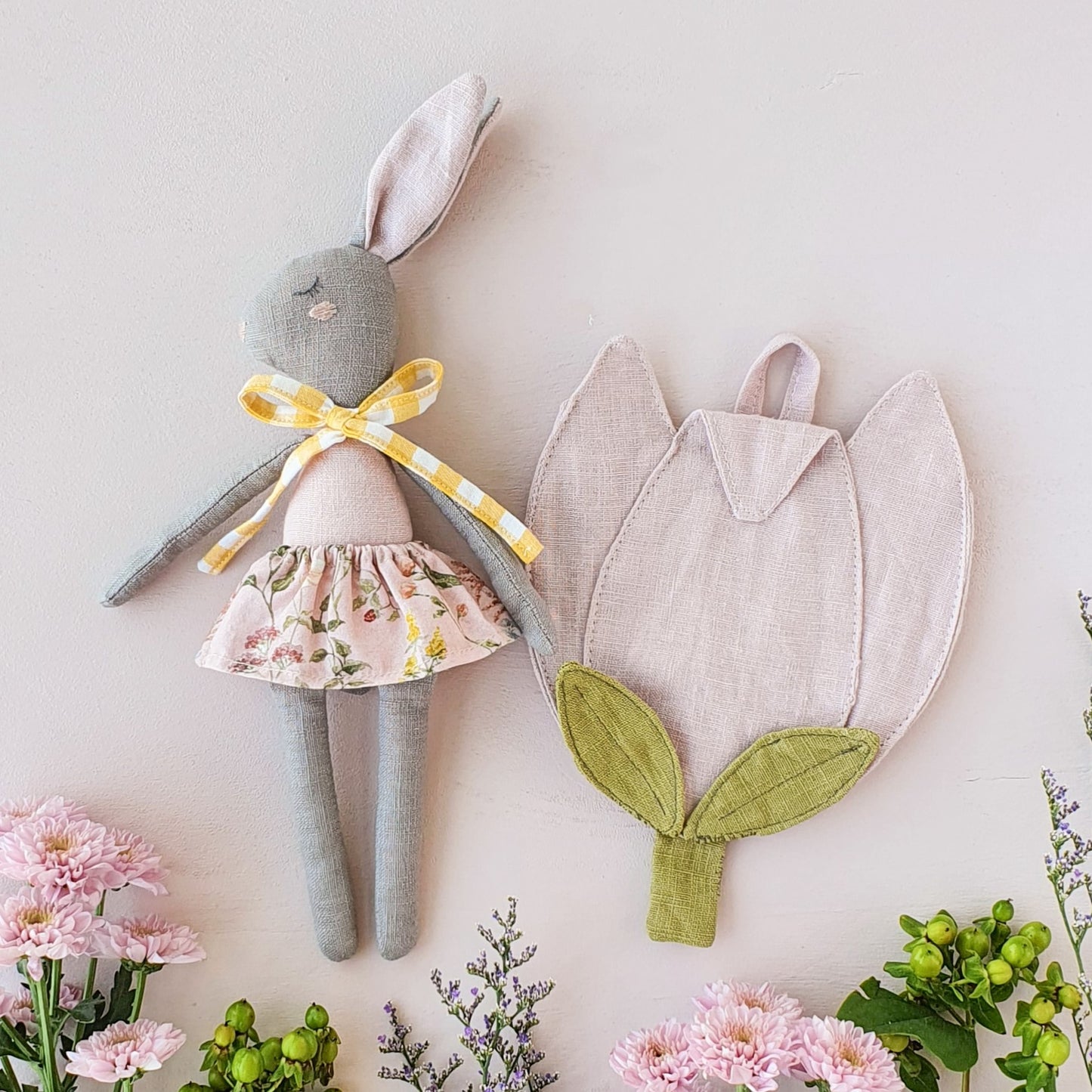 Flora bunny doll & tulip pocket
